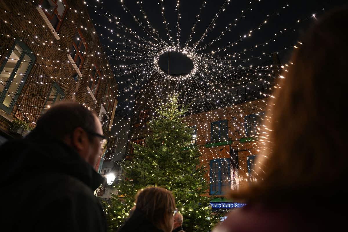 Capture the Magic: 8 Pro Tips for Stunning Christmas Tree Light Switch-On Coverage