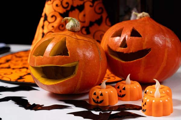 2XPPBR6 Halloween pumpkins on a black background. Halloween Sale.