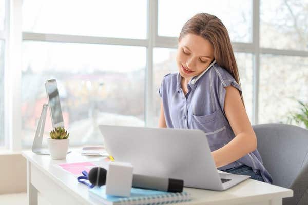 2BF5XRN Female journalist working in office