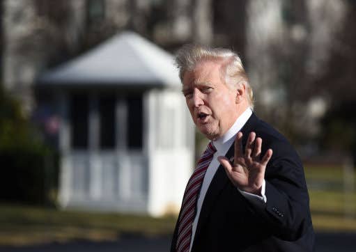(170126) — WASHINGTON, Jan. 26, 2017 (Xinhua) — U.S. President Donald Trump waves upon his arrival at the White House from Ph