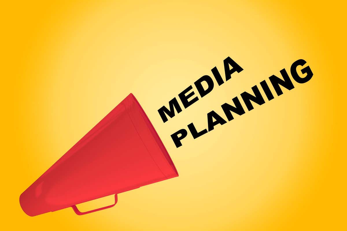 K14G0H 3D illustration of “MEDIA PLANNING” title flowing from a loudspeaker