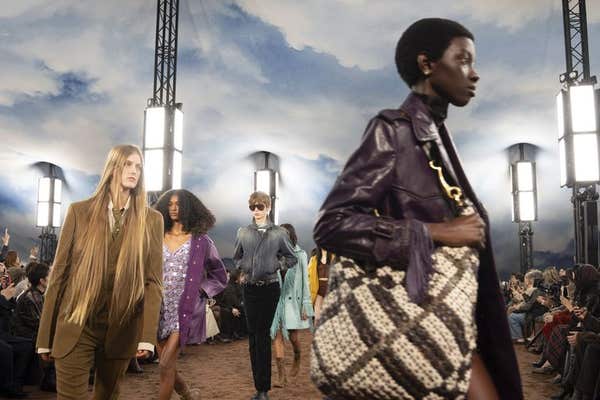 Models on the catwalk at the Burberry show in Perks Field, Kensington Gardens, London, during London Fashion Week. Picture da