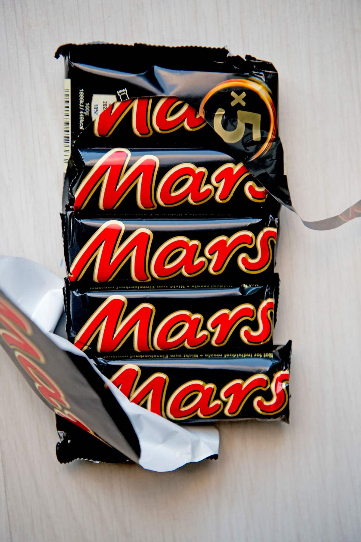 US chocolate giant Mars Tuesday ordered a massive international recall of Mars and Snickers bars made at its Dutch factory af