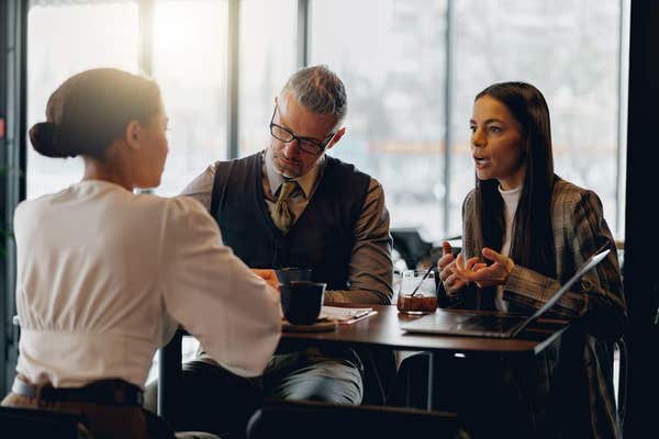 3B0RDWG Business meeting in a cozy cafe atmosphere enhances productivity and collaboration
