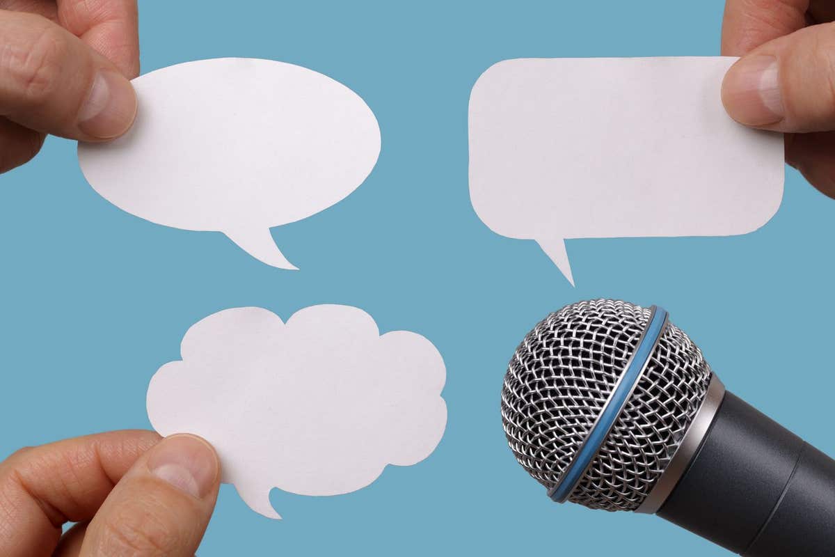 DY5N5K Blank speech bubbles with microphone