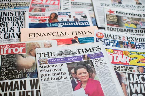 FEDEJN A selection of British newspapers,both broadsheets and redtops,in a newsagents