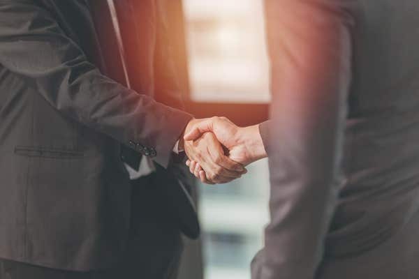 T9RWF8 Businessman Shaking hand, Project Deal Together, Business Job Done Concept