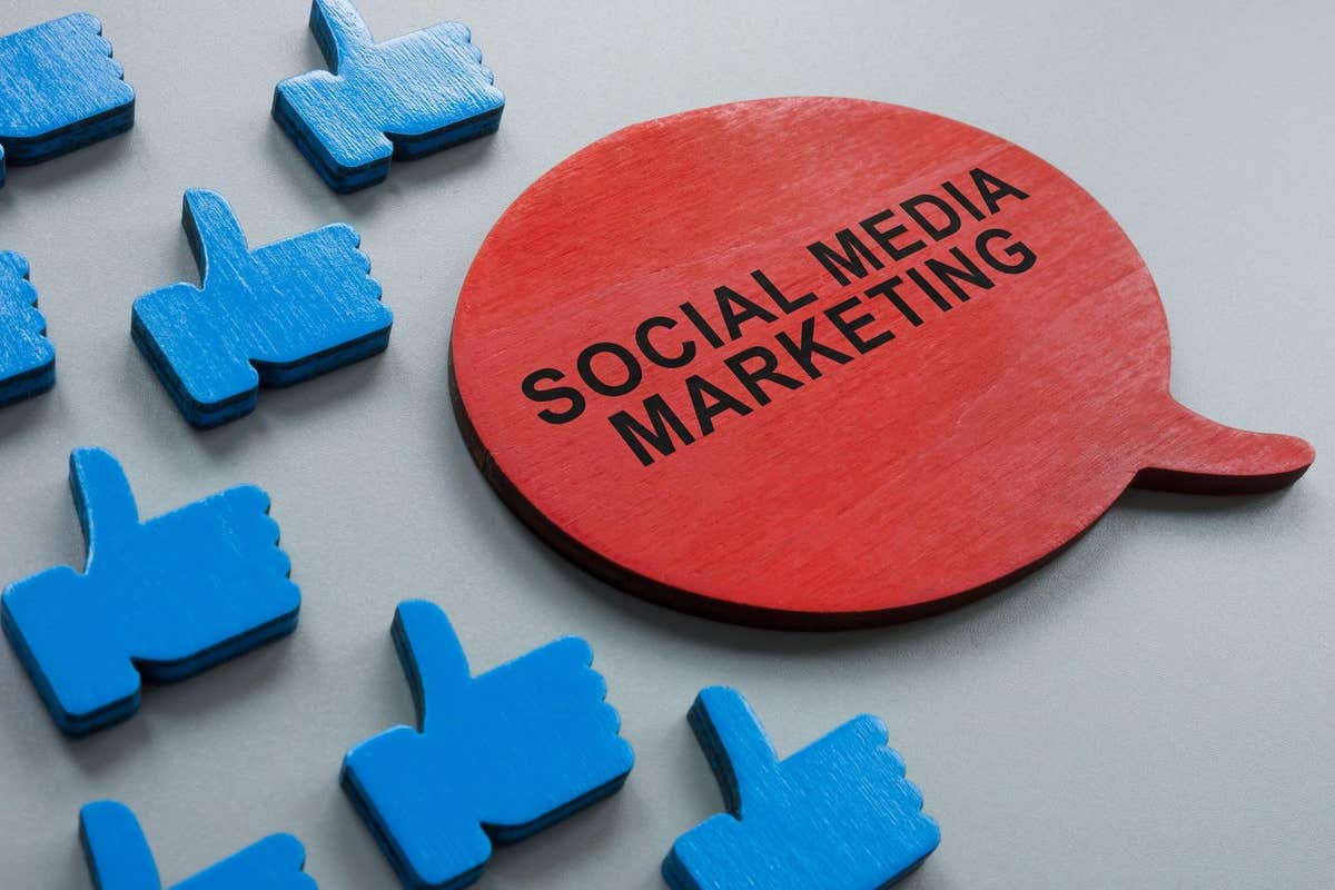 2MNAN0G Like symbols and inscription social media marketing.