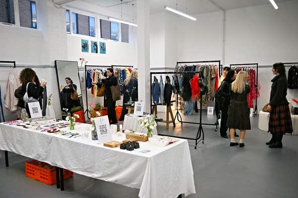 3D3XTT1 LONDON, UK. 7th Nov, 2025. Emma Blythe I Upcycled Fashion of emmablythestudio display at the Dyelog seasonal press da