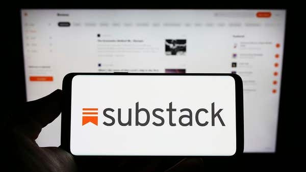2XJMXYY Stuttgart, Germany, 12-19-2022: Person holding cellphone with logo of US subscription company Substack Inc. on screen